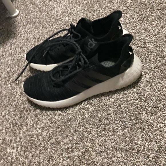 Adidas tennis shoes - Picture 2 of 5